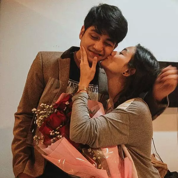 Momen romantis Adzana Bing Slamet dan suami © 2020 brilio.net Momen romantis Adzana Bing Slamet dan suami © 2020 brilio.net