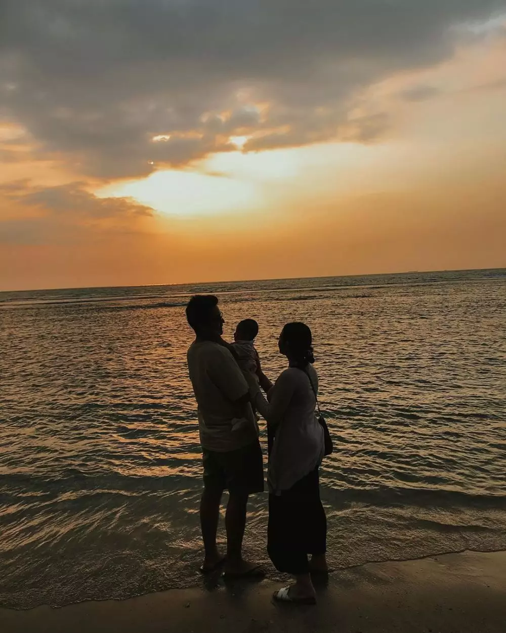 Momen romantis Adzana Bing Slamet dan suami © 2020 brilio.net Momen romantis Adzana Bing Slamet dan suami © 2020 brilio.net