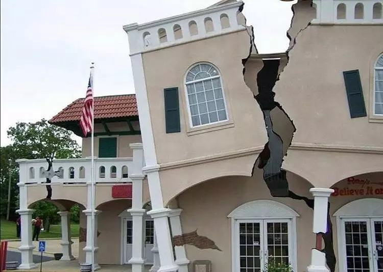 bangunan hampir roboh Instagram