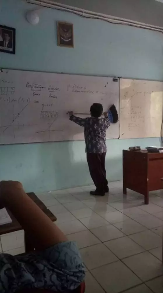 gaya unik guru saat mengajar  Berbagai Sumber gaya unik guru saat mengajar  Berbagai Sumber