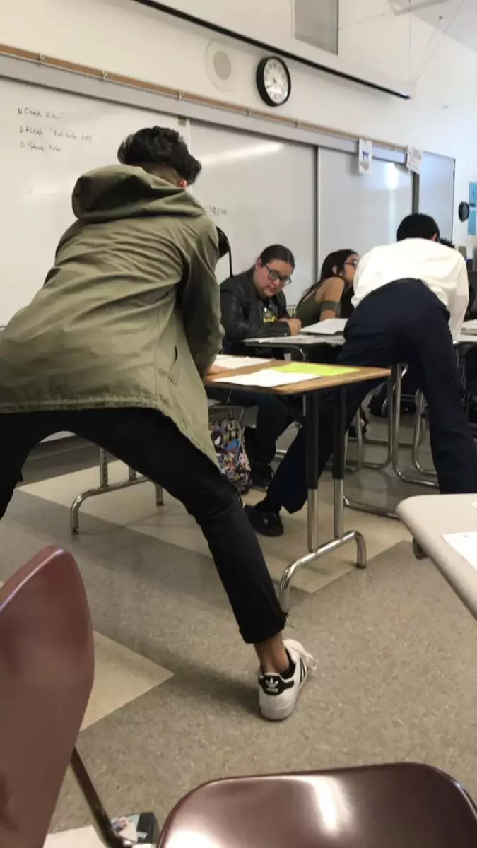 gaya unik guru saat mengajar  Berbagai Sumber gaya unik guru saat mengajar  Berbagai Sumber