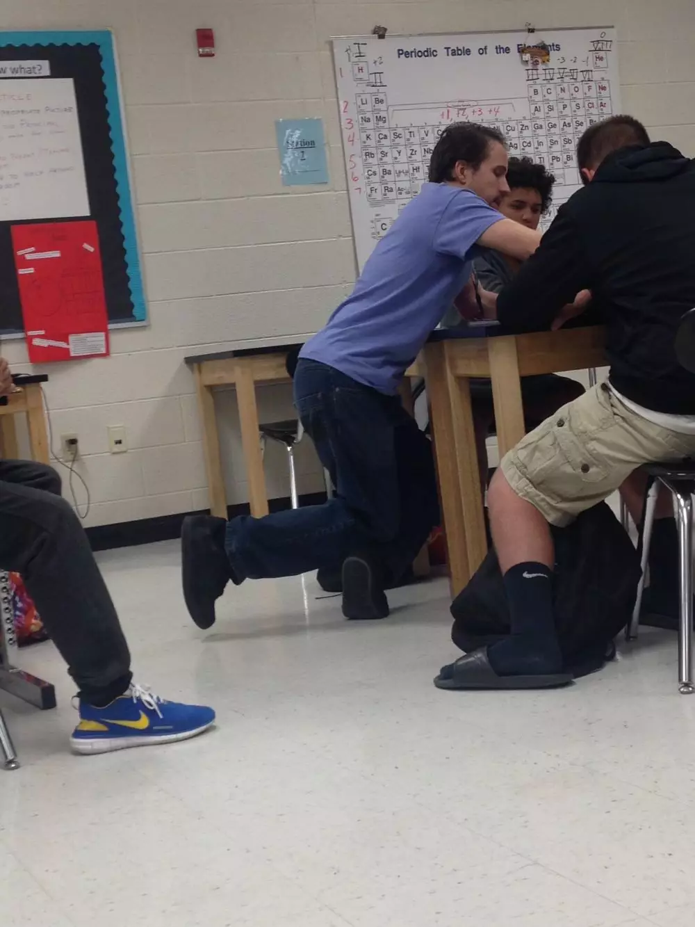 gaya unik guru saat mengajar  Berbagai Sumber gaya unik guru saat mengajar  Berbagai Sumber