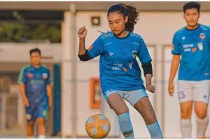 Gabung di Selebriti FC, ini 11 aksi Novia Idol main bola
