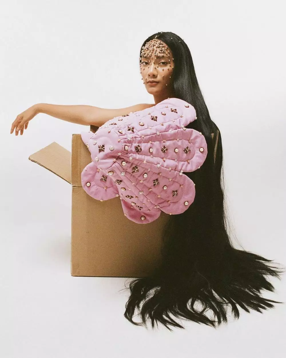 pemotretan tara basro dengan rambut super panjang © 2020 Instagram/@tarabasro