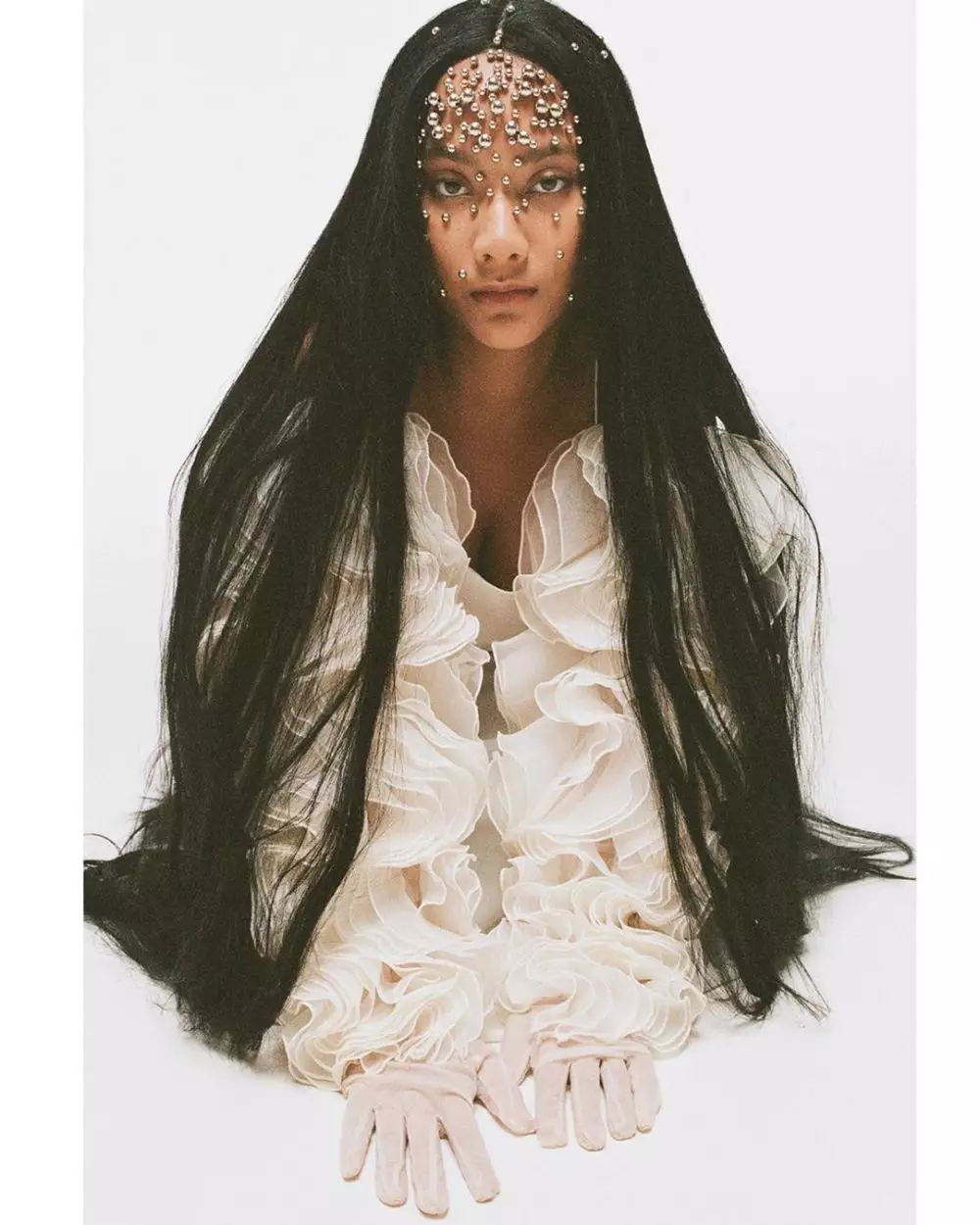 pemotretan tara basro dengan rambut super panjang © 2020 Instagram/@tarabasro