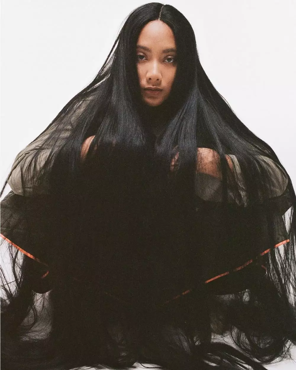 pemotretan tara basro dengan rambut super panjang © 2020 Instagram/@tarabasro