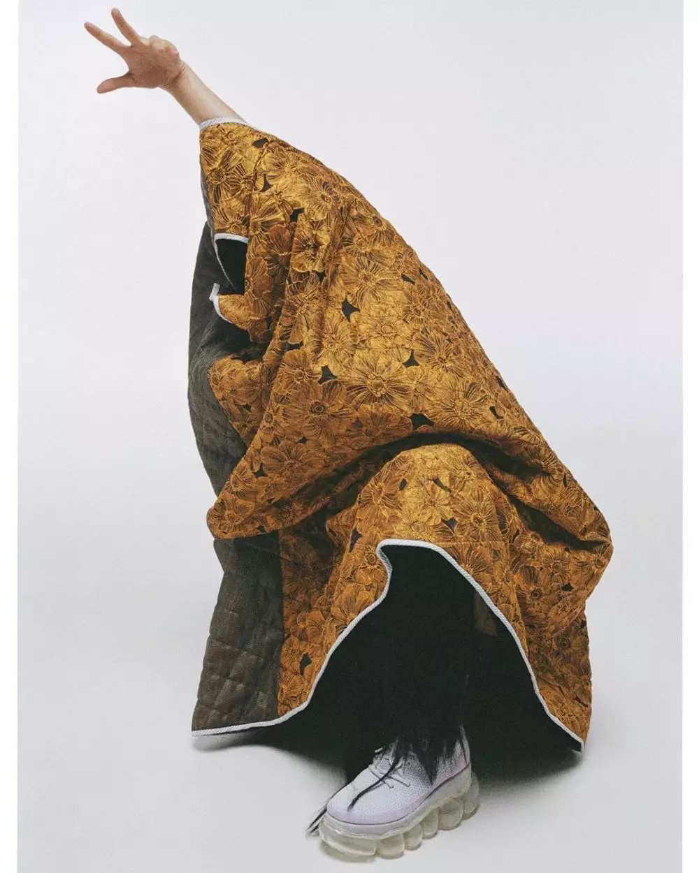 pemotretan tara basro dengan rambut super panjang © 2020 Instagram/@tarabasro