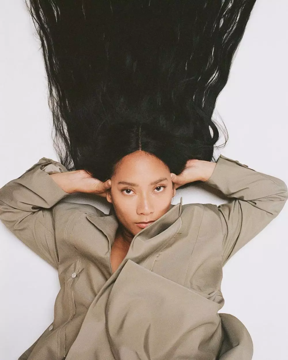 pemotretan tara basro dengan rambut super panjang © 2020 Instagram/@tarabasro