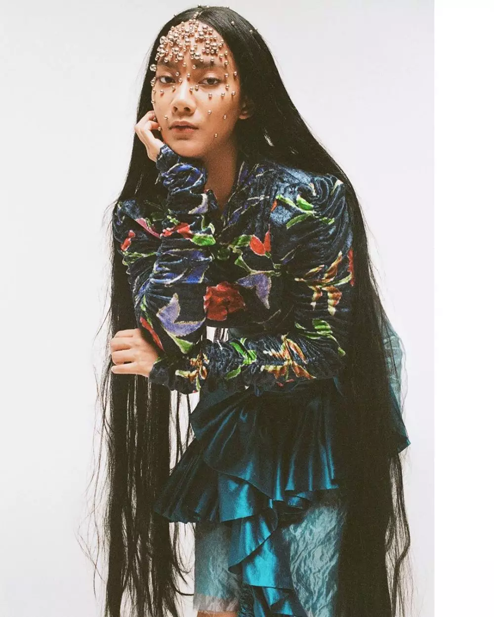 pemotretan tara basro dengan rambut super panjang © 2020 Instagram/@tarabasro