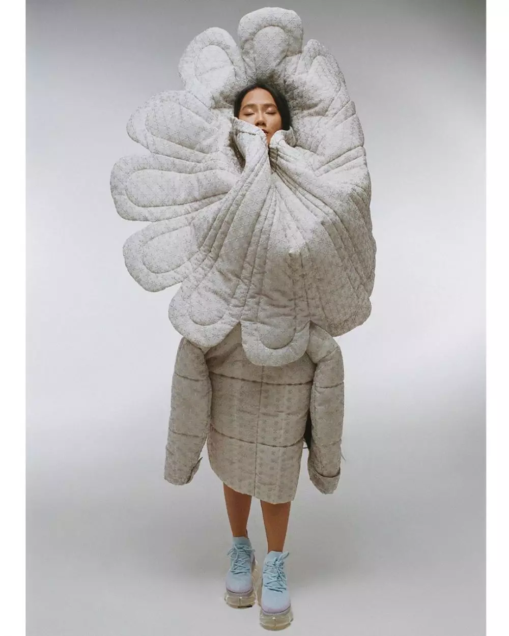 pemotretan tara basro dengan rambut super panjang © 2020 Instagram/@tarabasro