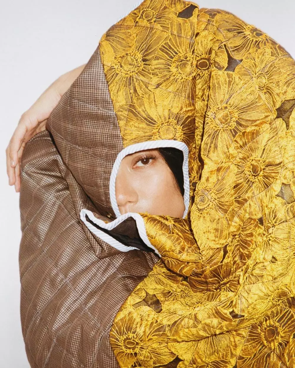 pemotretan tara basro dengan rambut super panjang © 2020 Instagram/@tarabasro