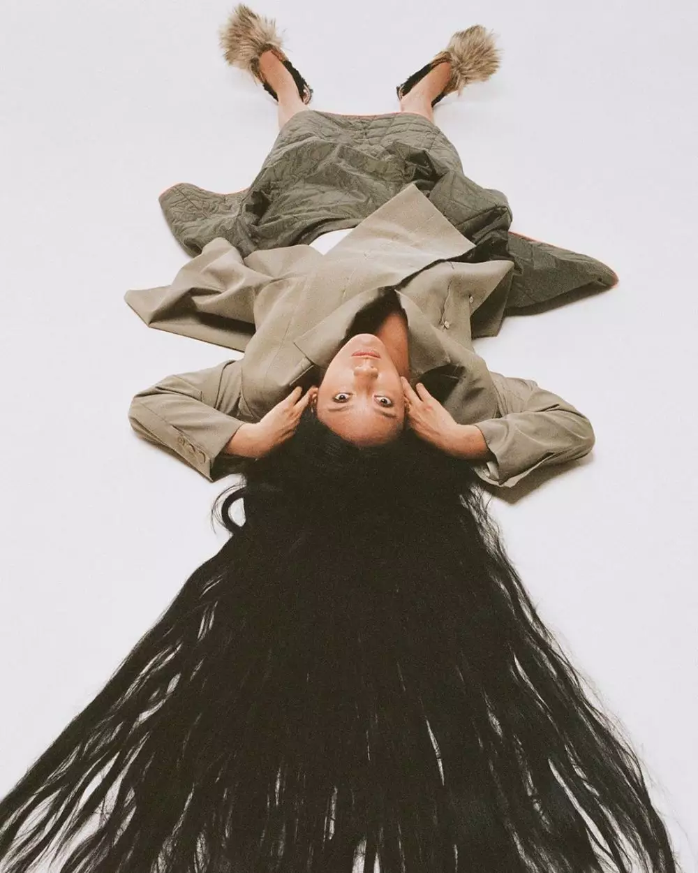 pemotretan tara basro dengan rambut super panjang © 2020 Instagram/@tarabasro