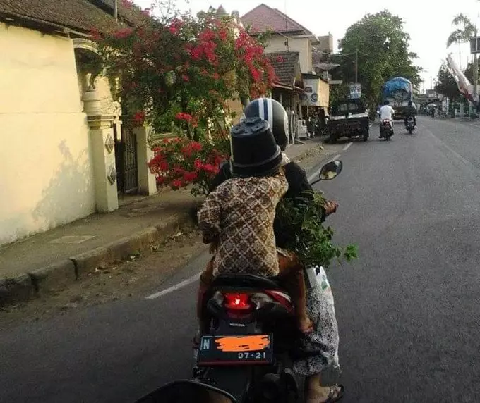 momen lucu diboncengin emak © 2020 1cak.com momen lucu diboncengin emak © 2020 1cak.com