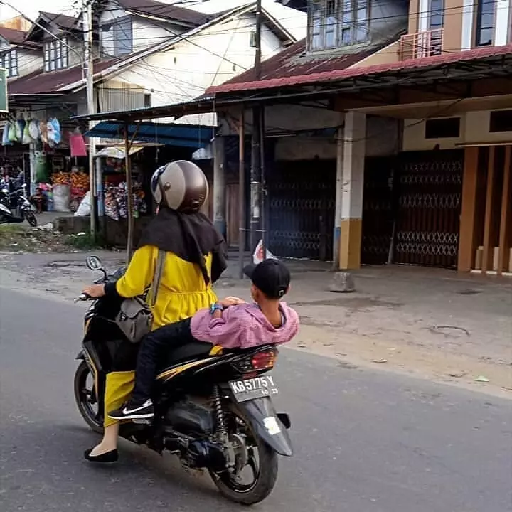 momen lucu diboncengin emak © 2020 1cak.com momen lucu diboncengin emak © 2020 1cak.com