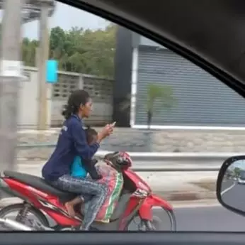 momen lucu diboncengin emak © 2020 1cak.com momen lucu diboncengin emak © 2020 1cak.com