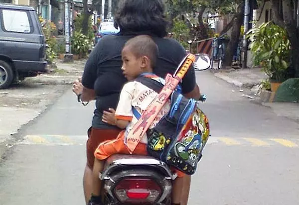 momen lucu diboncengin emak © 2020 1cak.com momen lucu diboncengin emak © 2020 1cak.com