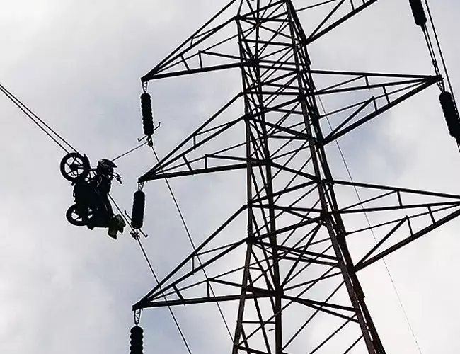 momen apes kendaraan tersangkut  Berbagai Sumber