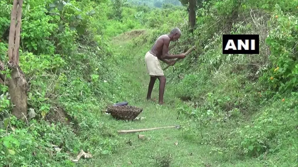 Pria lansia buat kanal selama 30 tahun Twitter/@ANI Pria lansia buat kanal selama 30 tahun Twitter/@ANI