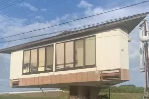 Rumah ini dibangun di atas tangga kecil, unik dan bikin takjub