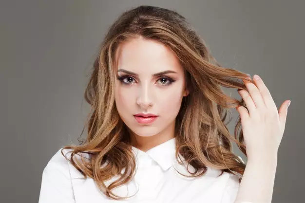 Manfaat daun mengkudu freepik.com