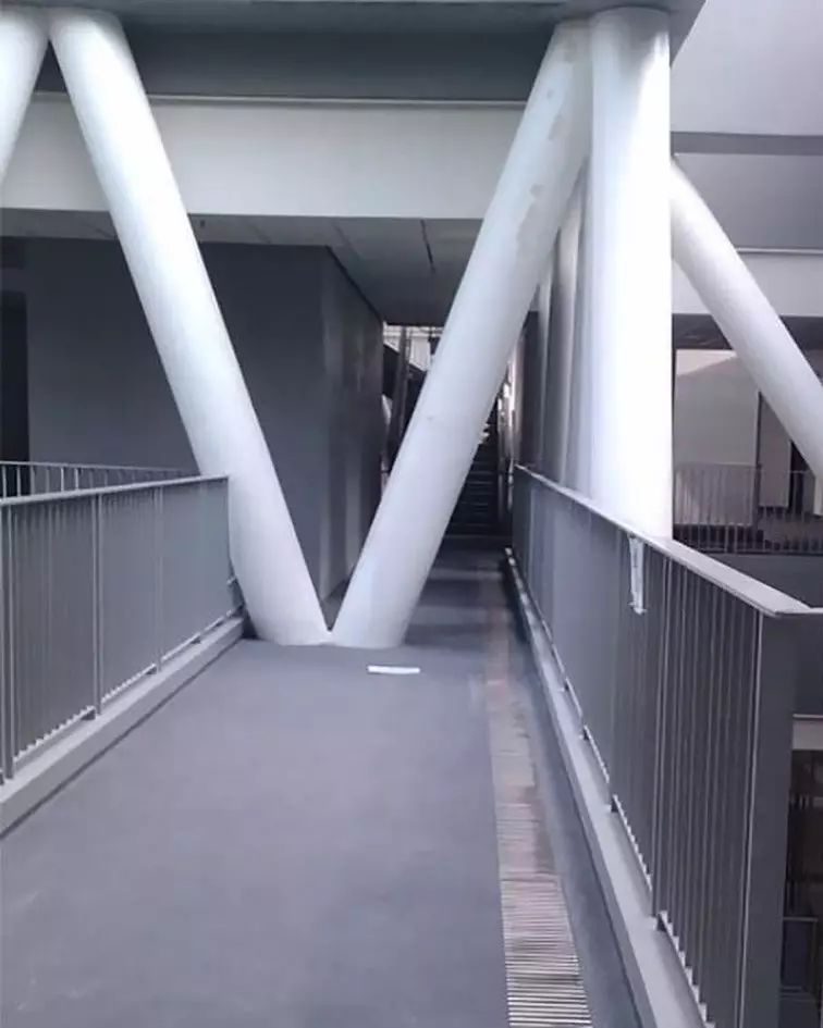 tiang nggak pada tempatnya Berbagai Sumber