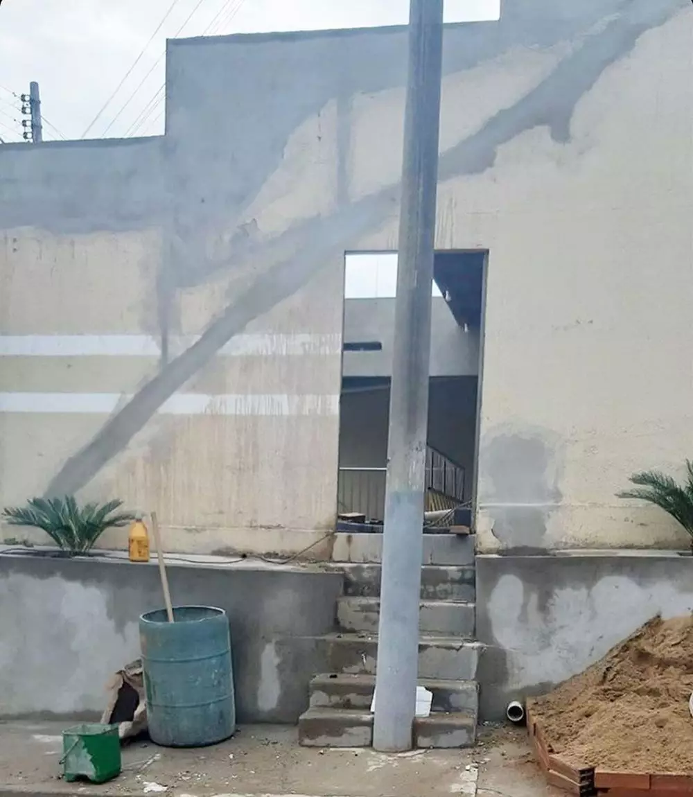 tiang nggak pada tempatnya Berbagai Sumber