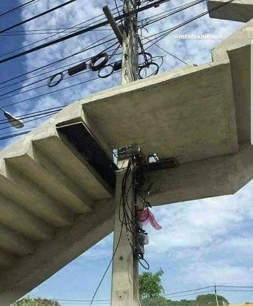 tiang nggak pada tempatnya Berbagai Sumber
