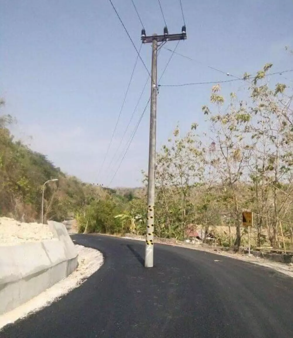 tiang nggak pada tempatnya Berbagai Sumber