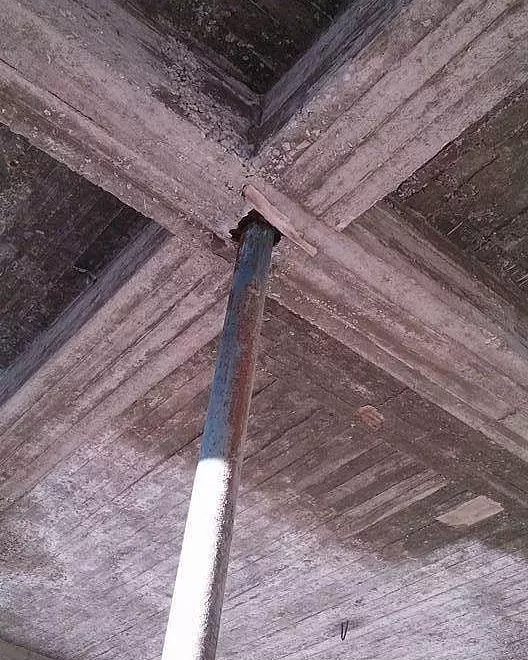 tiang nggak pada tempatnya Berbagai Sumber