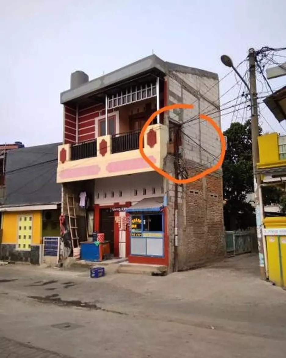 tiang nggak pada tempatnya Berbagai Sumber