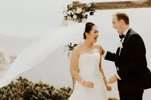 Pernikahannya tak bisa dihadiri tamu, pasangan ini lakukan hal unik