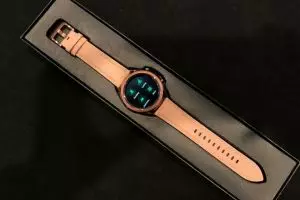 Jam pintar ini punya full fitur kebugaran, pantau kesehatan tiap saat