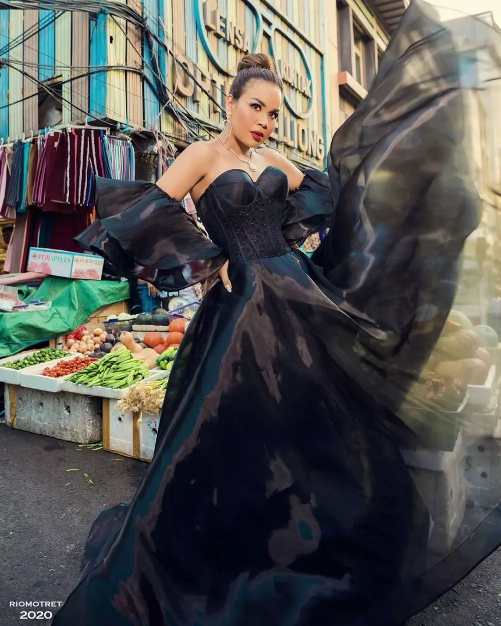 Pemotretan seleb di pasar  © 2020 brilio.net Pemotretan seleb di pasar  © 2020 brilio.net