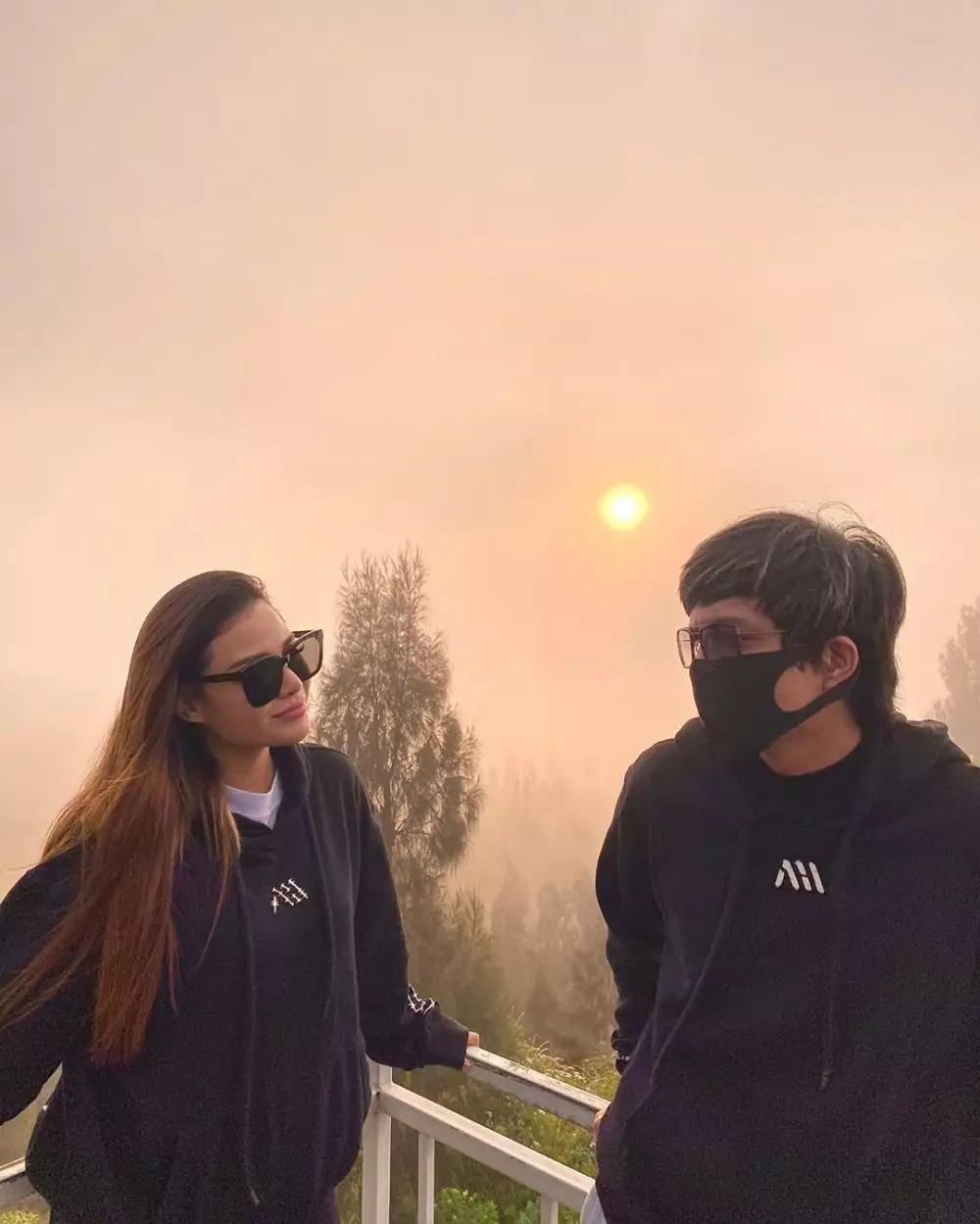 Potret Aurel Hermansyah dan Atta Halilintar kenakan pakaian senada © 2020 brilio.net Potret Aurel Hermansyah dan Atta Halilintar kenakan pakaian senada © 2020 brilio.net