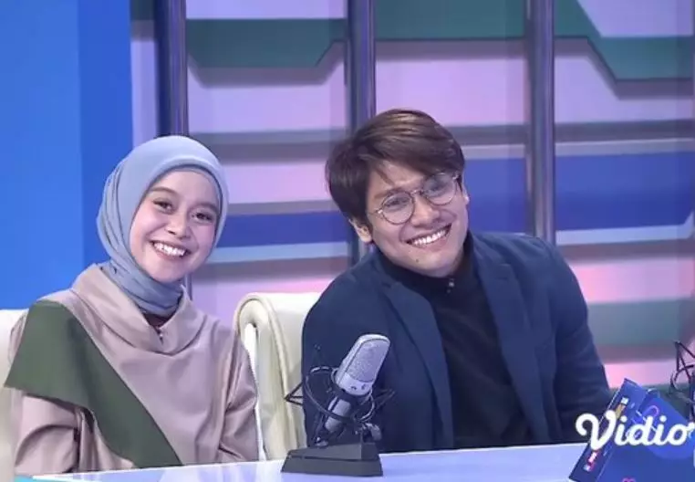 Lesty dan Rizky Billar di panggung romantis berbagai sumber Lesty dan Rizky Billar di panggung romantis berbagai sumber