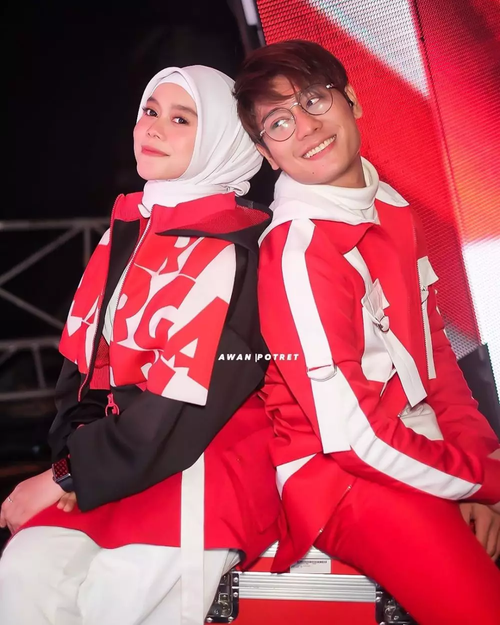 Lesty dan Rizky Billar di panggung romantis berbagai sumber Lesty dan Rizky Billar di panggung romantis berbagai sumber