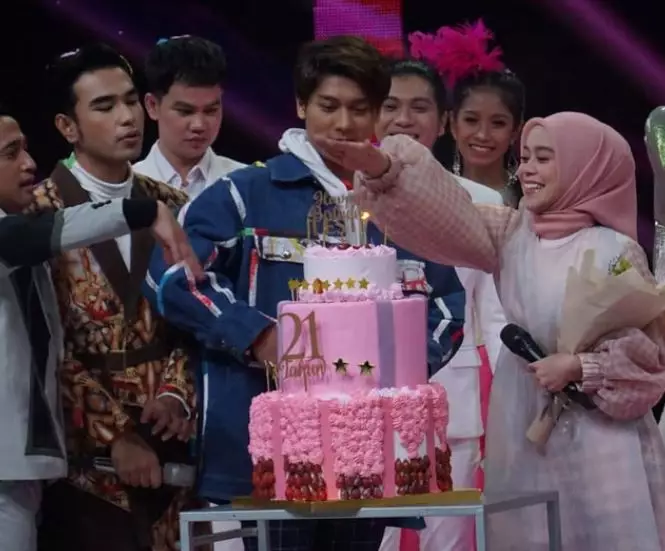 Lesty dan Rizky Billar di panggung romantis berbagai sumber Lesty dan Rizky Billar di panggung romantis berbagai sumber