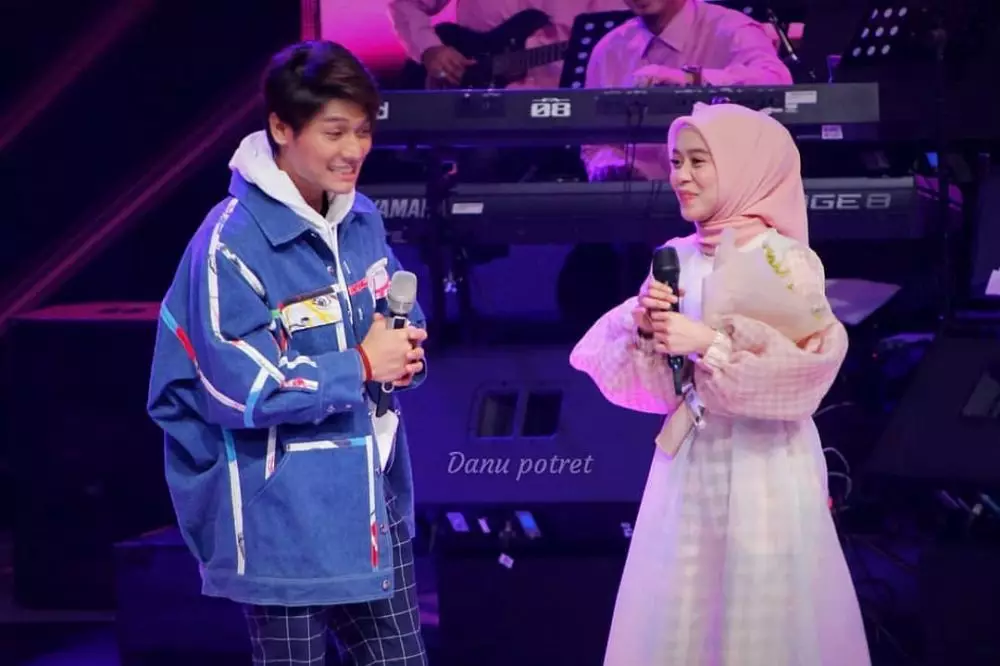 Lesty dan Rizky Billar di panggung romantis berbagai sumber Lesty dan Rizky Billar di panggung romantis berbagai sumber