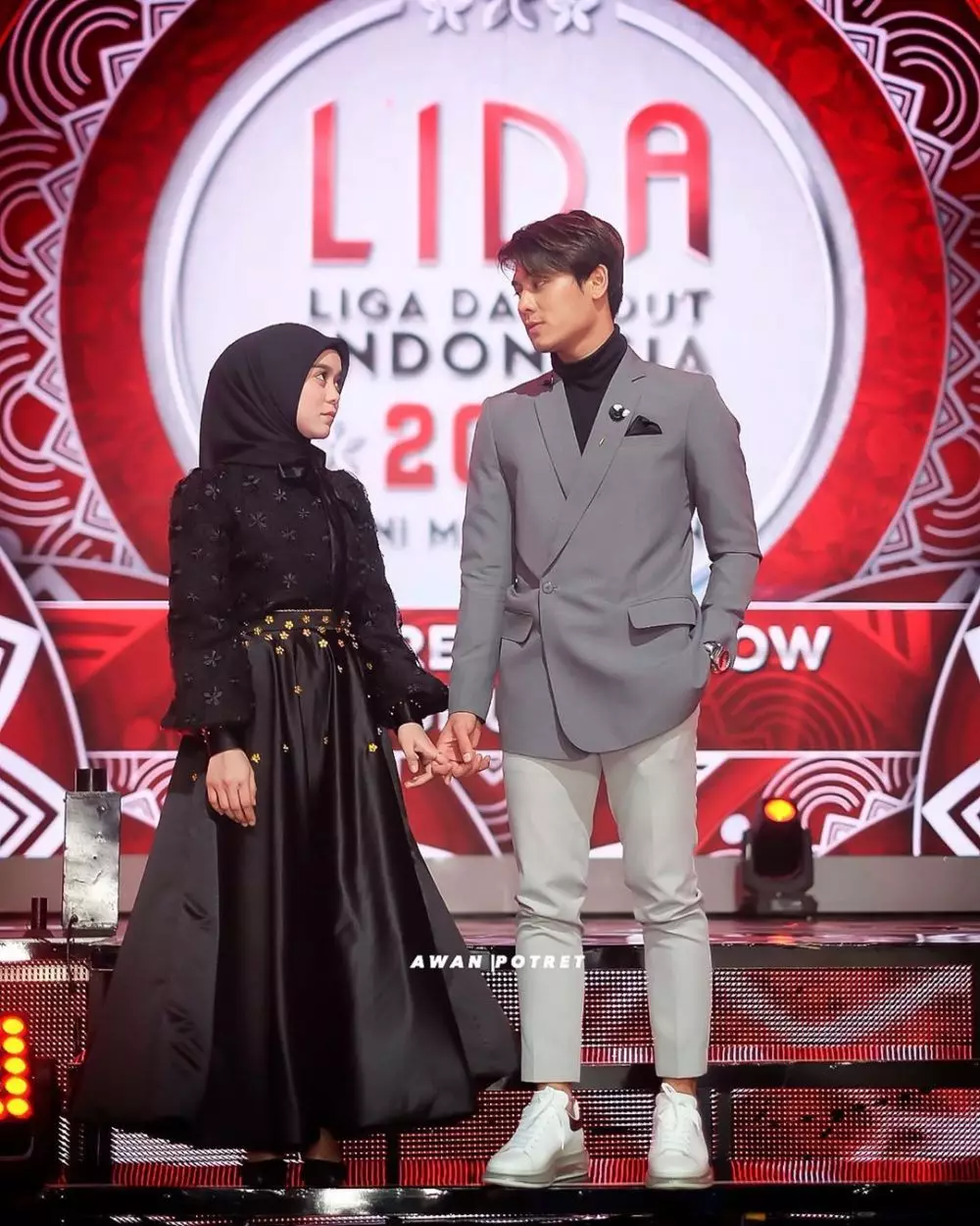 Lesty dan Rizky Billar di panggung romantis berbagai sumber Lesty dan Rizky Billar di panggung romantis berbagai sumber