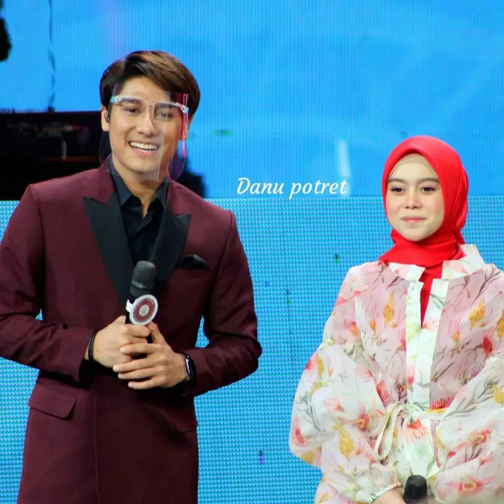 Lesty dan Rizky Billar di panggung romantis berbagai sumber Lesty dan Rizky Billar di panggung romantis berbagai sumber