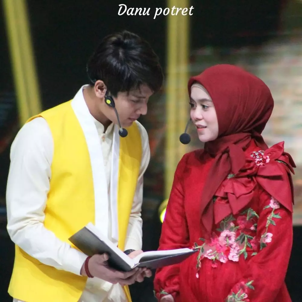 Lesty dan Rizky Billar di panggung romantis berbagai sumber Lesty dan Rizky Billar di panggung romantis berbagai sumber