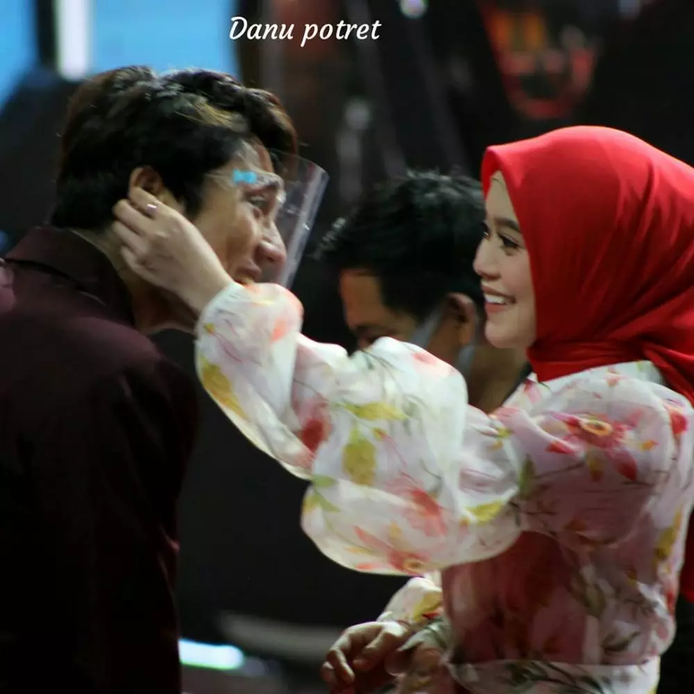 Lesty dan Rizky Billar di panggung romantis berbagai sumber Lesty dan Rizky Billar di panggung romantis berbagai sumber