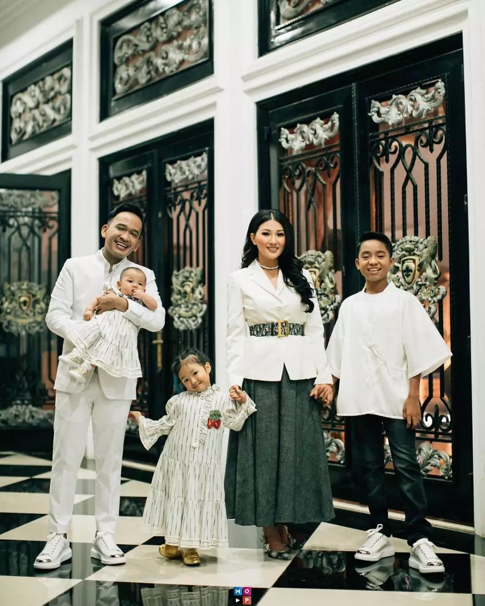 Video klip Betrand Peto berbagai sumber