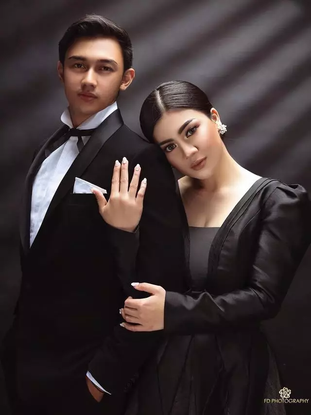 Pemotretan pasang seleb bertema hitam © 2020 brilio.net Pemotretan pasang seleb bertema hitam © 2020 brilio.net