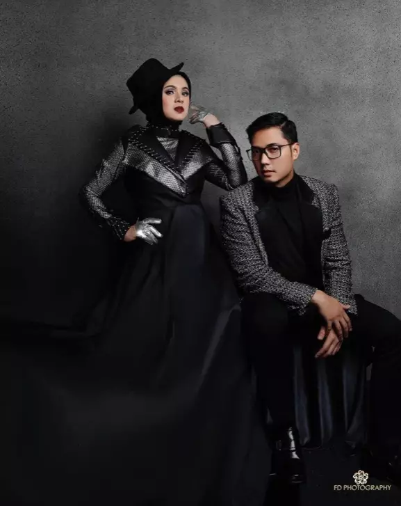 Pemotretan pasang seleb bertema hitam © 2020 brilio.net Pemotretan pasang seleb bertema hitam © 2020 brilio.net