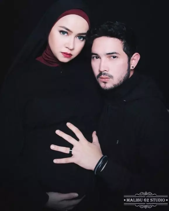 Pemotretan pasang seleb bertema hitam © 2020 brilio.net Pemotretan pasang seleb bertema hitam © 2020 brilio.net