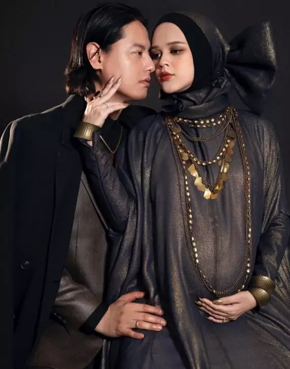 Pemotretan pasang seleb bertema hitam © 2020 brilio.net Pemotretan pasang seleb bertema hitam © 2020 brilio.net