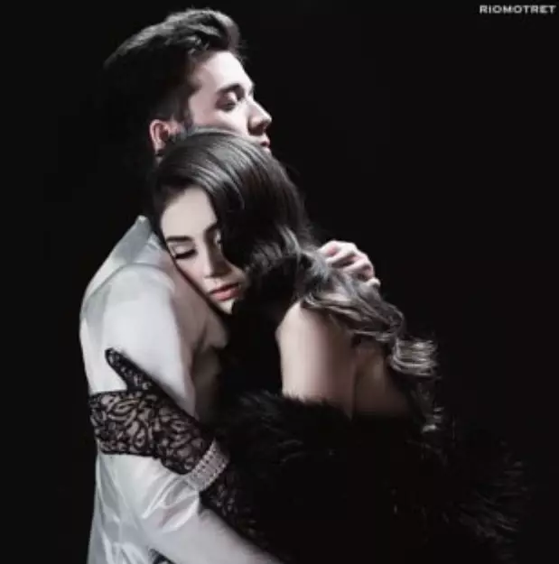 Pemotretan pasang seleb bertema hitam © 2020 brilio.net Pemotretan pasang seleb bertema hitam © 2020 brilio.net