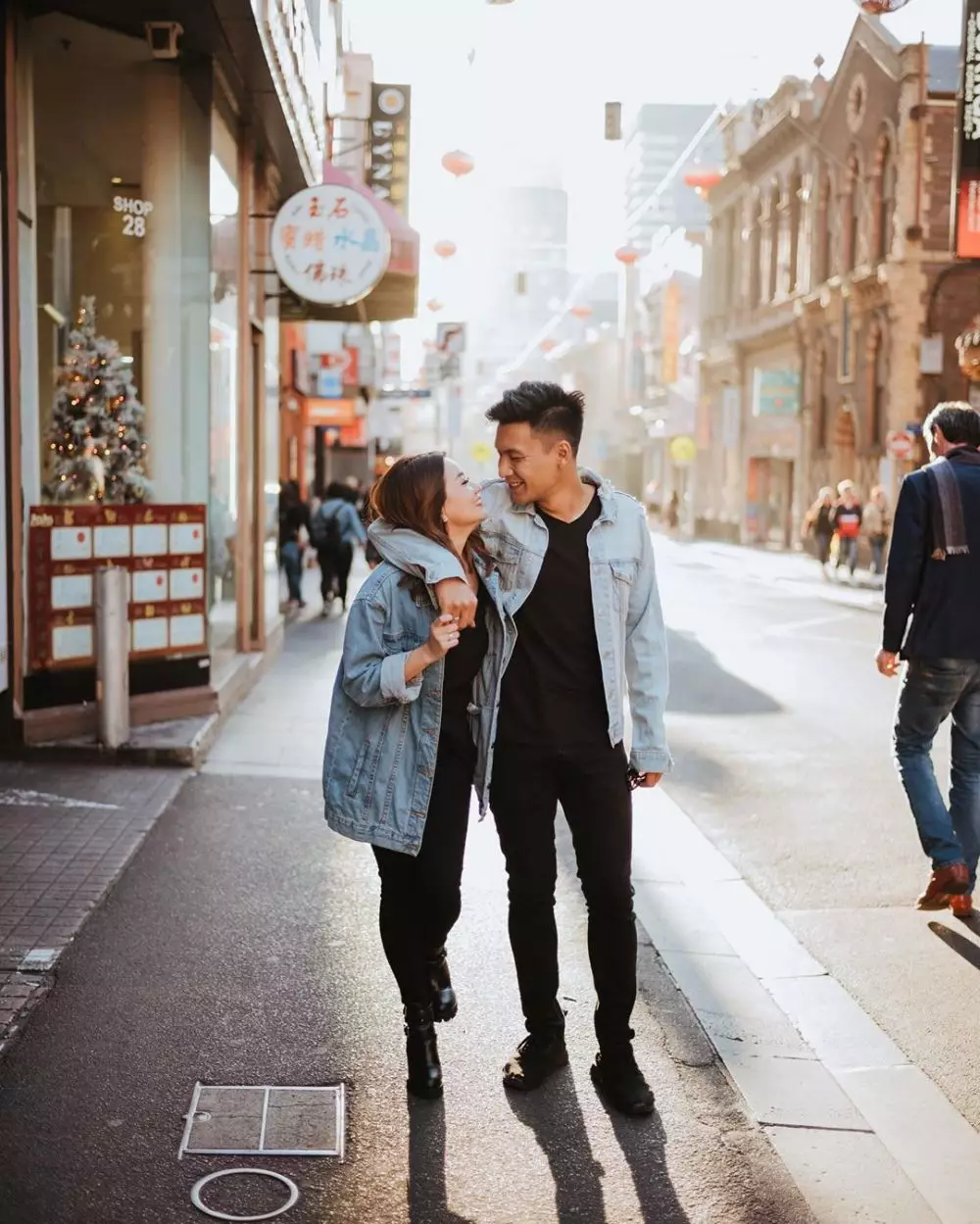 Momen mesra Fendy Chow dan sang istri © 2020 brilio.net