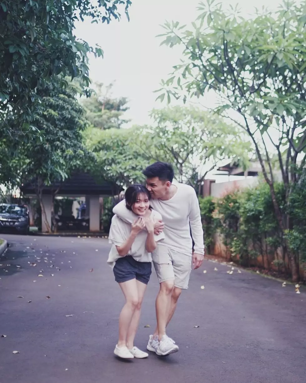 Momen mesra Fendy Chow dan sang istri © 2020 brilio.net